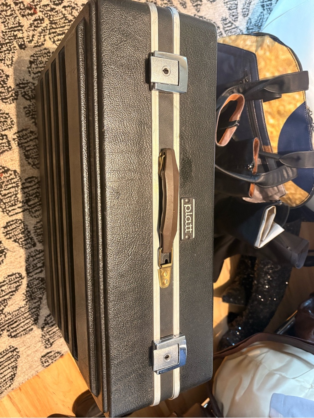 Platt Black Vintage Hard-Shell Rolling Case - Black